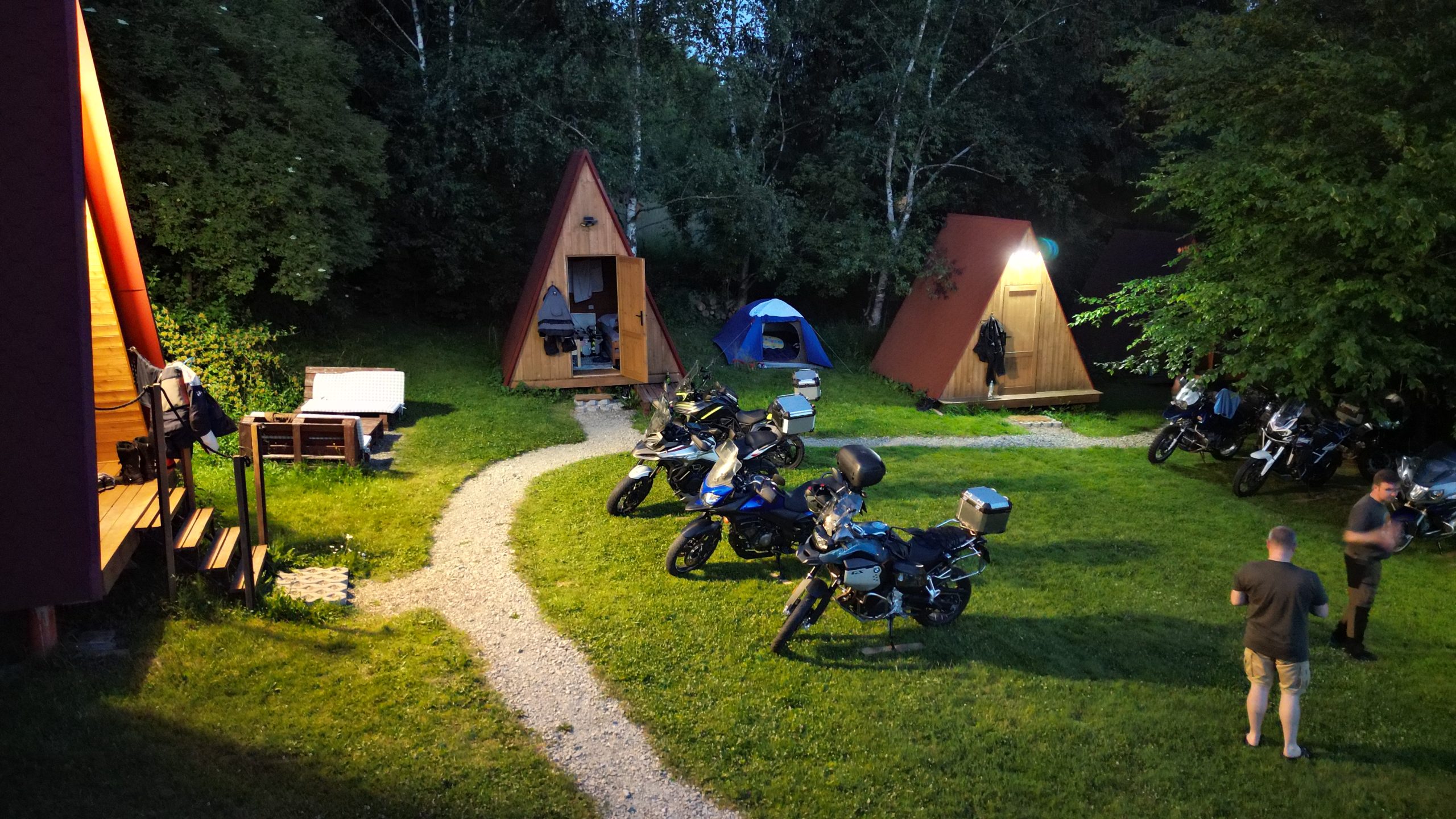 Motocykle przy szałasach Moto Keja o zmierzchu